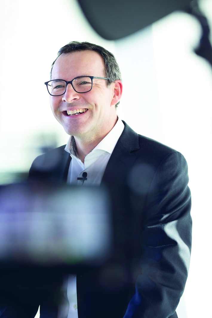 Christian Manser ist seit der Fusion 2018 Leiter des Bereichs Infrastructure & Outsourcing bei Abraxas. Zuvor war er seit 2006 ebenfalls in leitender Funktion bei der VRSG tätig. IT ist seit Studientagen Beruf und Berufung. Stationen bei Bühler und Swisscom. Zum Ausgleich packt der Romanshorner in Haus und Garten an und verbringt seine Freizeit in der schönsten Region zwischen Alpstein und Bodensee. (Bild: Florian Brunner)