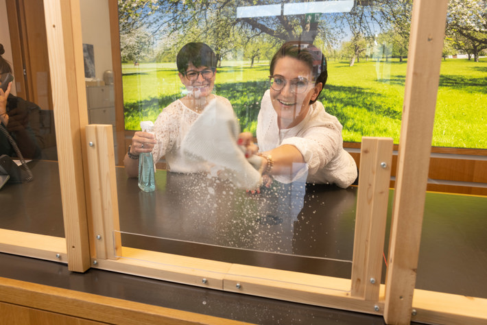 An der Réception steht die Kundennähe im Zentrum. Diese soll von der Plexiglasscheibe so wenig wie möglich getrübt werden.