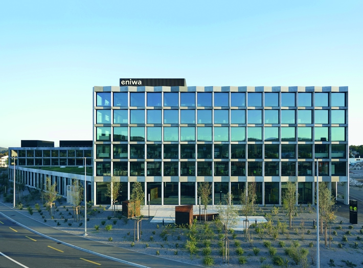 Der Eniwa-Sitz im aargauischen Buchs. Passend zur Architektur erhielten die Mitarbeitenden eine moderne IT-Arbeitsplatz-Infrastruktur. (Bild: Eniwa)