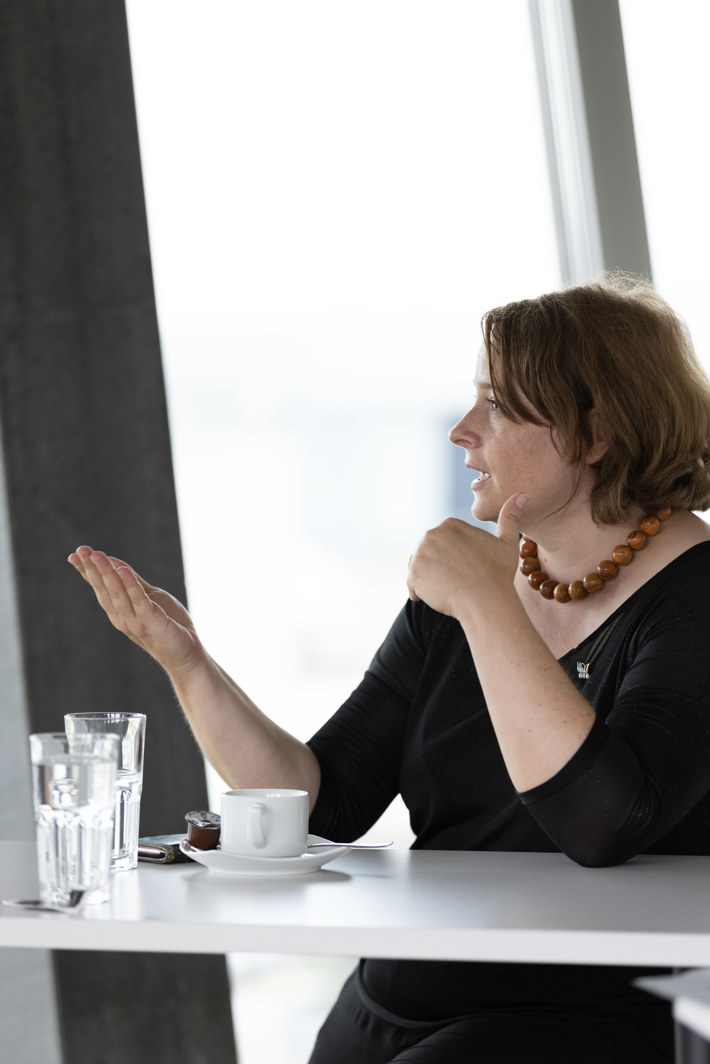 Zur Person: Dr. Myriam Dunn Cavelty lehrt und forscht seit gut 20 Jahren zu Cybersecurity an der ETH Zürich. Die Politikwissenschafterin ist stellvertretende Leiterin für Forschung und Lehre am Center for Security Studies (CSS). In der Schweiz führt spätestens seit 2014 – und ihrem Buch "Cybersecurity in Switzerland" – kein Weg an ihr vorbei, wenn es um Cybersecurity Politics geht. Am CSS hat sie das weltweit grösste Team in dieser Fachrichtung aufgebaut.